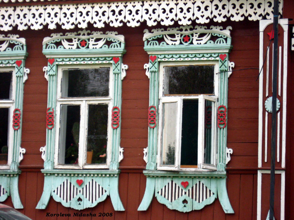 деревянные наличники дома 26 на Центральной улице в селе Сельцо в Суздальском районе Владимирской области фото vgv