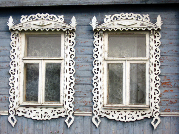 деревянные наличники на доме 47 по улице Центральной в Сельце в Суздальском районе Владимирской области фото vgv