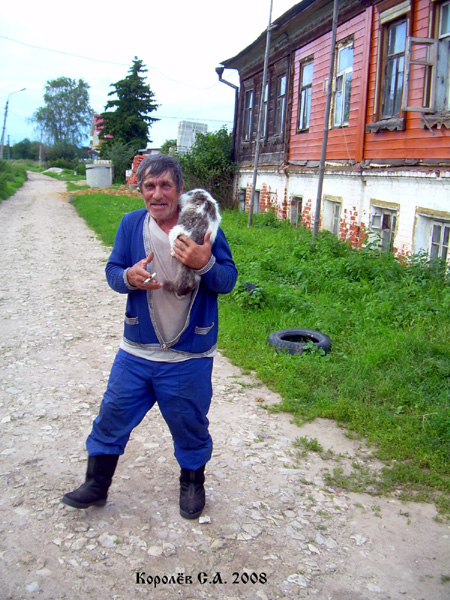 Житель дома 6 по пер. Шевченко с котом в Суздальском районе Владимирской области фото vgv
