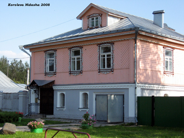 резные деревянные наличники и слуховое окно в Суздальском районе Владимирской области фото vgv