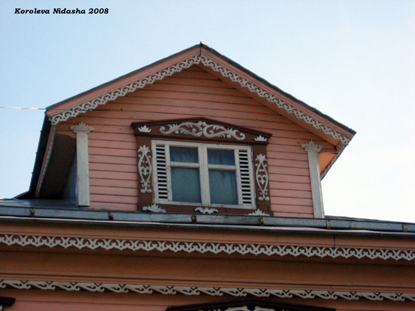 резные деревянные наличники и слуховое окно в Суздальском районе Владимирской области фото vgv