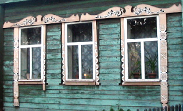 Деревянные наличники на улице Ленина 33 в Боголюбово в Суздальском районе Владимирской области фото vgv