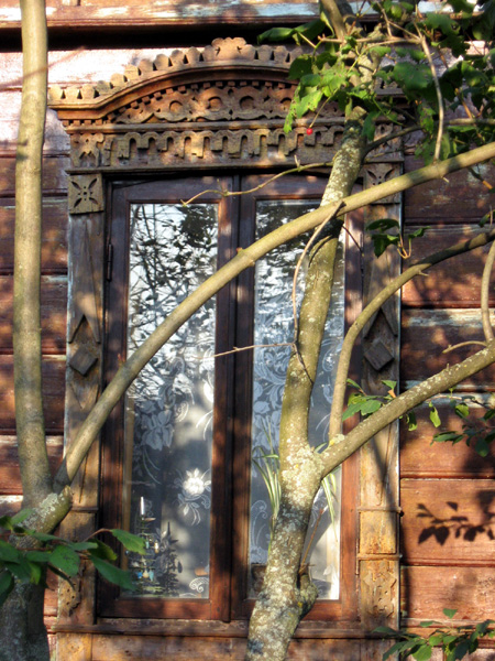 деревянные наличники дома 13 на улице Садовой в Боголюбово в Суздальском районе Владимирской области фото vgv