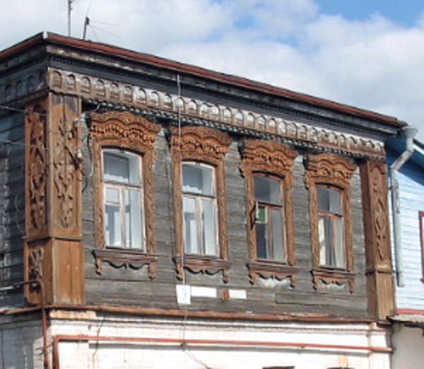 Оконные наличники и фасад дома на Фрунзе в Боголюбово в Суздальском районе Владимирской области фото vgv