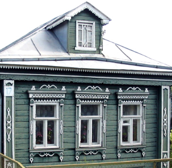 Оконные наличники и резной фасад дома на Фрунзе 17 в Боголюбово в Суздальском районе Владимирской области фото vgv