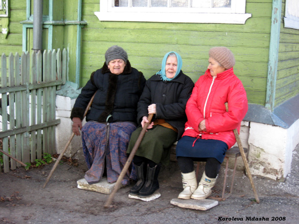 бабушки деревни Боголюбка на лавочке у 15 дома октябрь 2008 года в Суздальском районе Владимирской области фото vgv