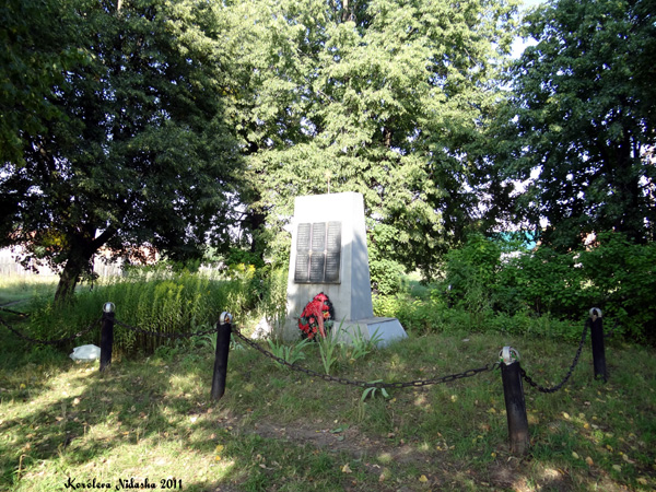 Памятник погибшим в ВОВ 1941-1945 гг. в Раменье в Суздальском районе Владимирской области фото vgv