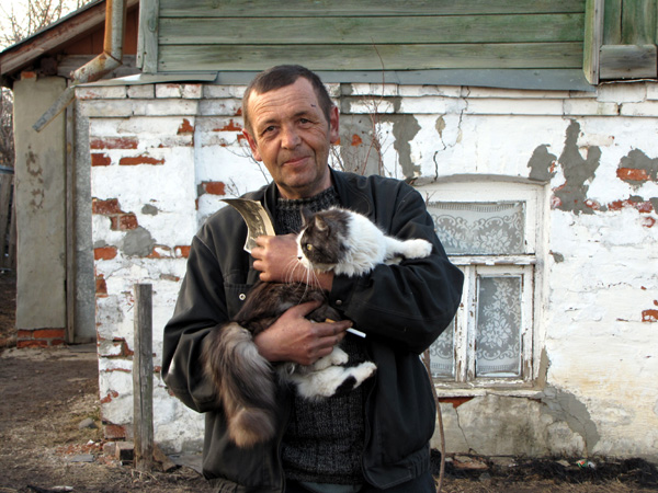 дядя Миша и его кот 2010 г. в Суздальском районе Владимирской области фото vgv
