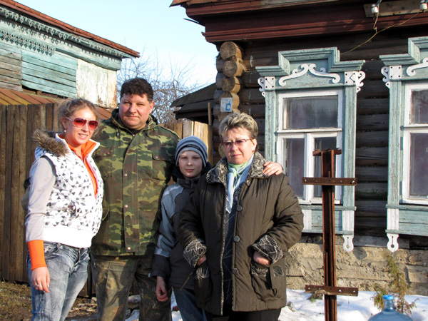 Александ Алексеевич Станкевич с семьей у своего дома в Суздальском районе Владимирской области фото vgv