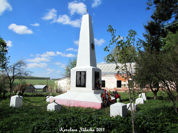 Памятник погибшим в ВОВ села Суромна в Суздальском районе Владимирской области фото vgv