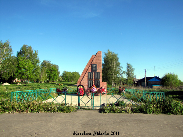 Памятник погибшим в ВОВ 1941-1945 гг  в Туртино в Суздальском районе Владимирской области фото vgv