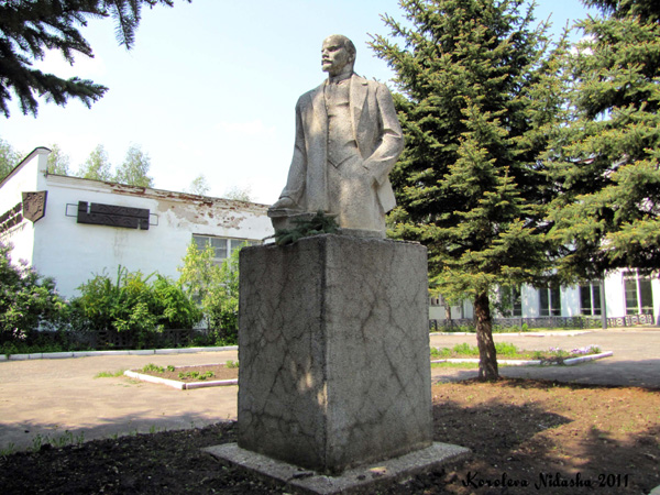Памятник В.И. Ленину у здания аграрного колледжа в Новоалександрово в Суздальском районе Владимирской области фото vgv