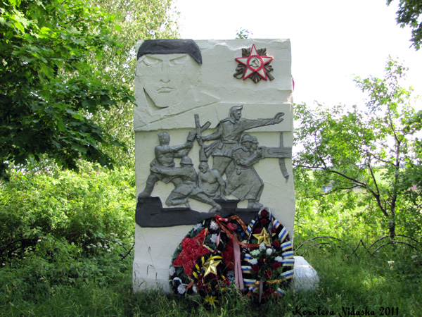 Памятник погибшим в ВОВ в селе Новокаменское в Суздальском районе Владимирской области фото vgv
