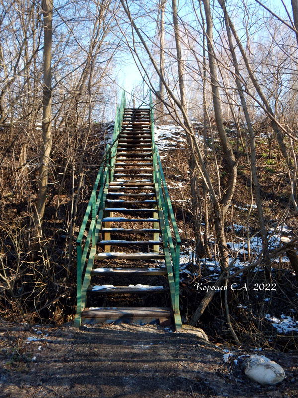 лестница на насыпь железной дороги на улице 17 лет Октября во Владимире фото vgv