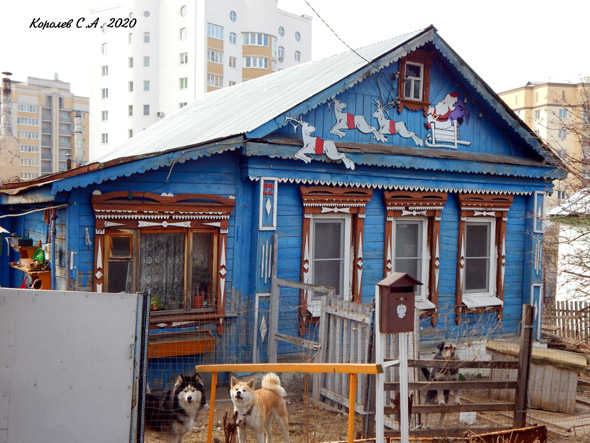 композиция «Дед мороз на оленях» на фасаде дома 22 на улице 2-я Кольцевая во Владимире фото vgv