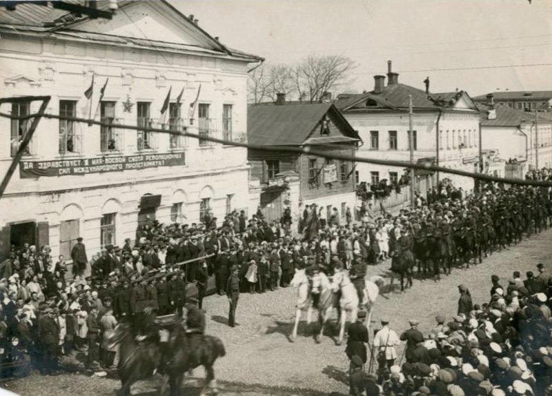 парад 1 мая 1930 года на улице сун-Ят-Сена ныне улица 2-я Никольская во Владимире фото vgv