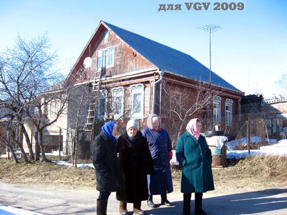 Бабушки на прогулке у 25 дома по 3-ей Кольцевой улице во Владимире фото vgv