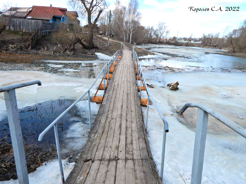 пешеходный мостик через Сельцовский пруд во Владимире фото vgv