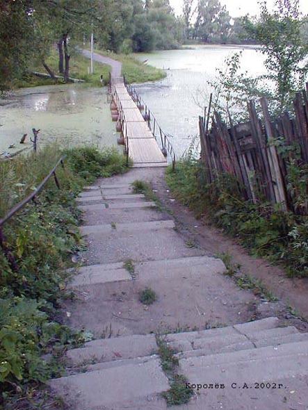 лестница к мостику через Сельцовский пруд во Владимире фото vgv