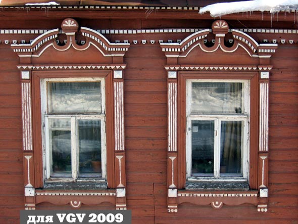 «демонтированы 2015» деревянные резные наличники и слуховое окно на доме 2 по улице 8 Марта во Владимире фото vgv