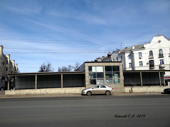Торговый центр над подземным переходом на ул.Горького во Владимире фото vgv