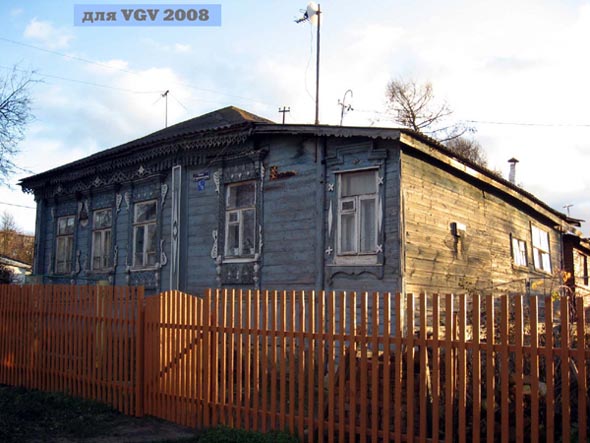 деревянные резные наличники у дома 9 по улице Агрономическая во Владимире фото vgv