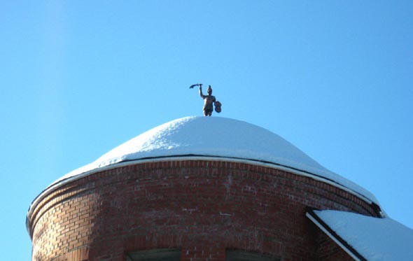Янычар с ятаганом на крыше дома 10 по улице Бакулинская во Владимире фото vgv