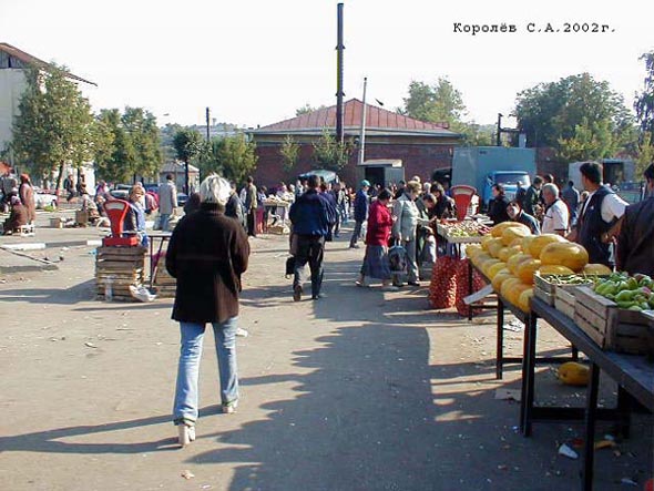 летний оптовый рынок Овощи фрукты в 2002 году на овтостоянке во Владимире фото vgv
