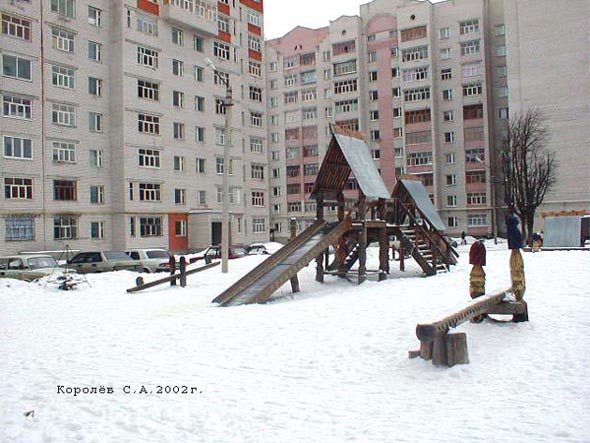 детская площадка во дворе дома 55 по улицы Батурина во Владимире фото vgv