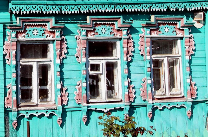 резные деревянные наличники дома 25 по улице Болотникова во Владимире фото vgv