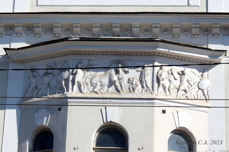 Гипсовая лемнина на фасаде лома 13 по улице Большая Московская во Владимире фото vgv