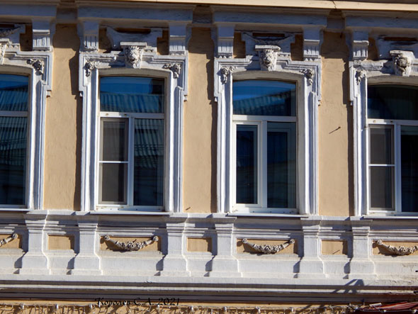 декоративное украшение окон «Львы» на фасаде дома 15 по улице Большая Московская во Владимире фото vgv