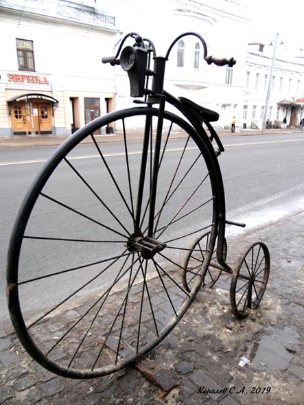 Жанровая скульптура Велосипед у дома 16 на Большой Московской улице во Владимире фото vgv