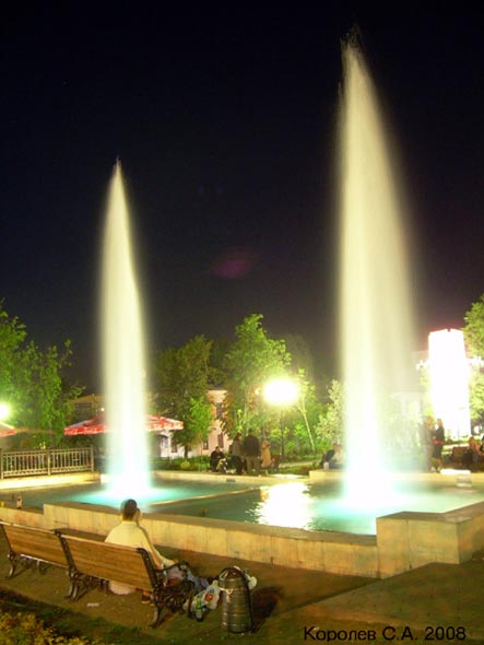 Каскад фонтанов Северных Торговых рядов в Комсомольском сквере во Владимире фото vgv