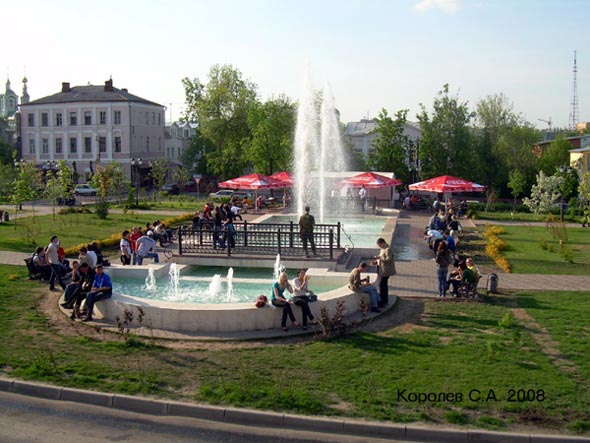 Каскад фонтанов Северных Торговых рядов в Комсомольском сквере во Владимире фото vgv