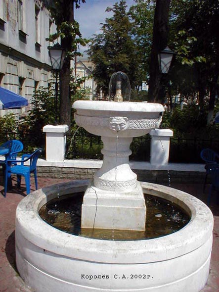фонтан у ресторана Старый город во Владимире фото vgv
