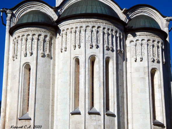 Белокаменная резба на Дмитриевском соборе 12 века во Владимире фото vgv