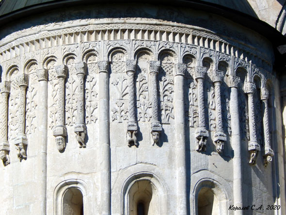 Белокаменная резба на Дмитриевском соборе 12 века во Владимире фото vgv