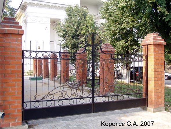 Кованые ворота и крыльцо на Большой Нижегородской 17 во Владимире фото vgv