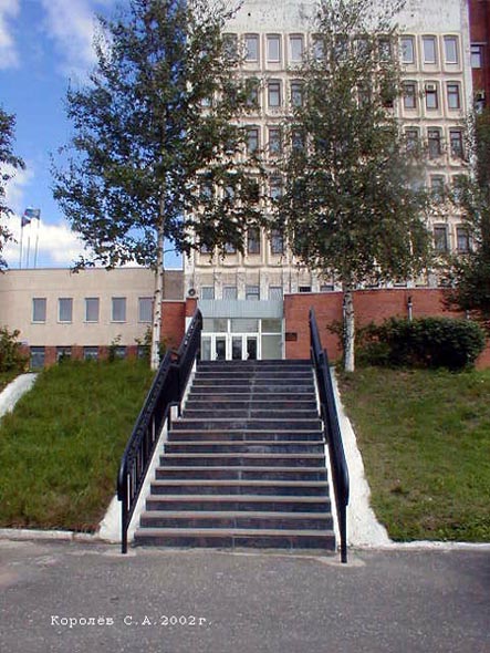 лестница к автостоянке от офиса Владимирэнерго на Большой Нижегородской 106 во Владимире фото vgv