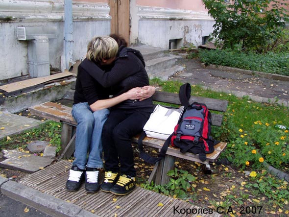Вот для того и существуют лавочки, чтоб целовались сладко парочки во Владимире фото vgv