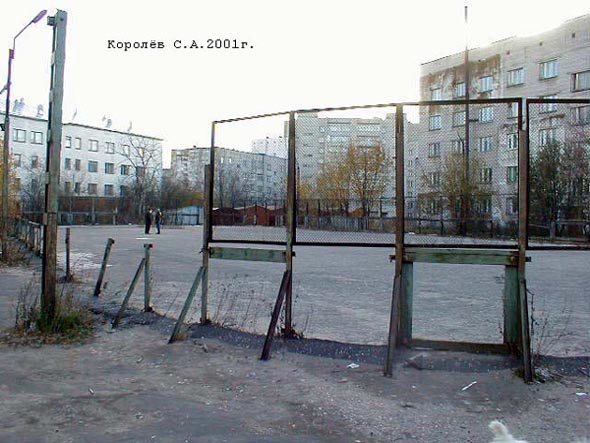 спортплощадка хоккейный корт у общежития на Диктора Левитана 3б во Владимире фото vgv