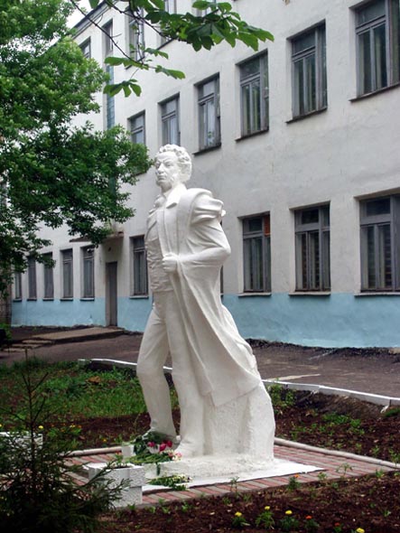 памятник великому русскому поэту Александру Сергеевичу Пушкину во Владимире фото vgv
