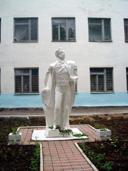 памятник великому русскому поэту Александру Сергеевичу Пушкину во Владимире фото vgv