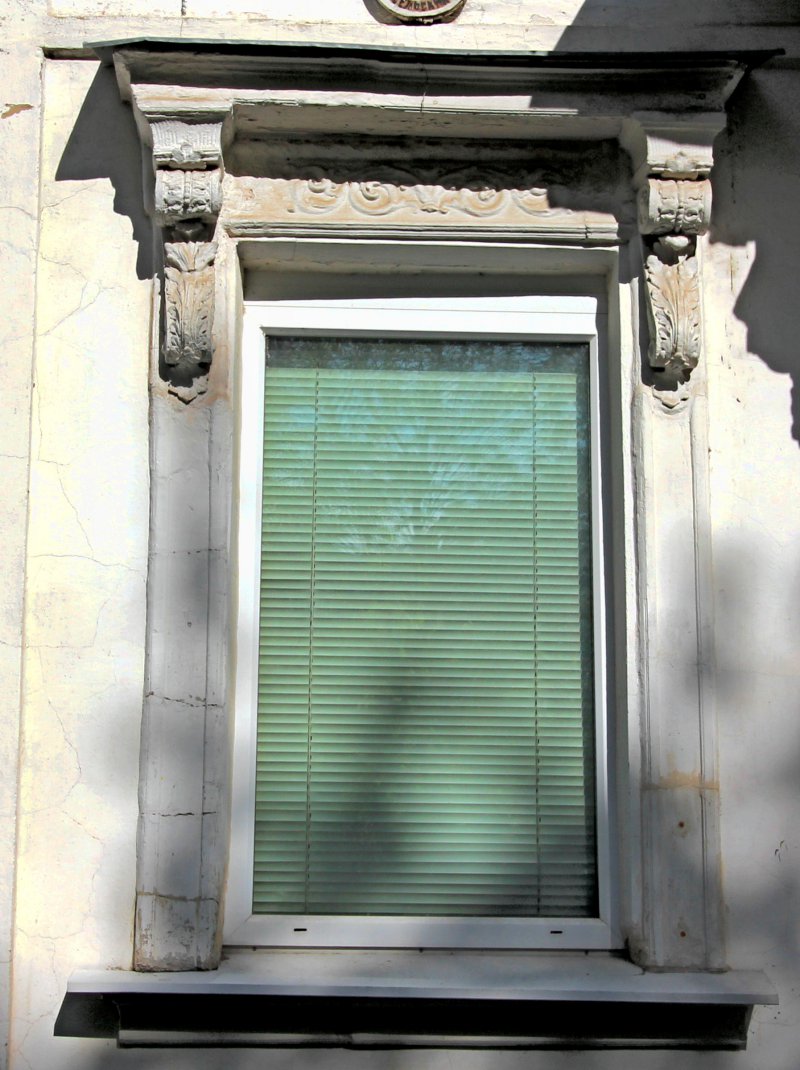 Гипсовая лепнина на фасаде дома N 7 на Добросельском проезде во Владимире фото vgv