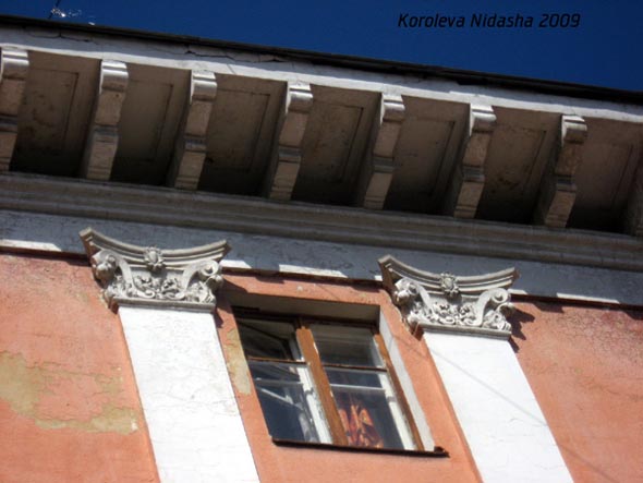 Гипсовая лепнина на фронтоне дома 5 по улице Дворянской во Владимире фото vgv