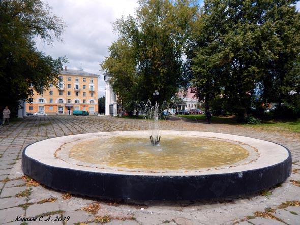 фонтан у входа на стадион Торпедо во Владимире фото vgv