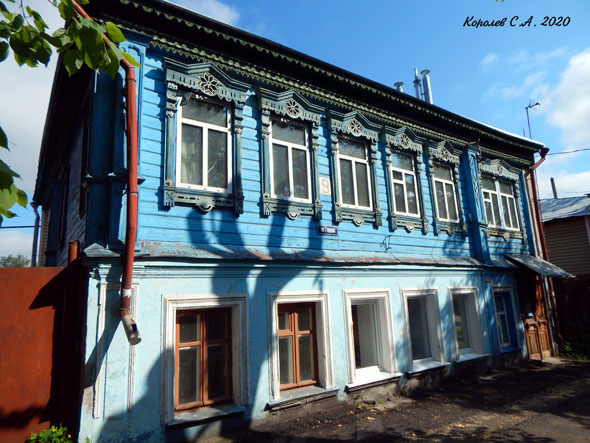 Резные деревянные наличники на доме 9 по улице Герцена во Владимире фото vgv