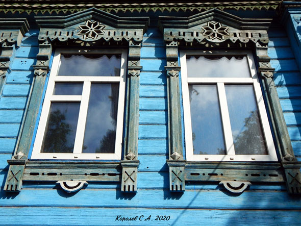 Резные деревянные наличники на доме 9 по улице Герцена во Владимире фото vgv