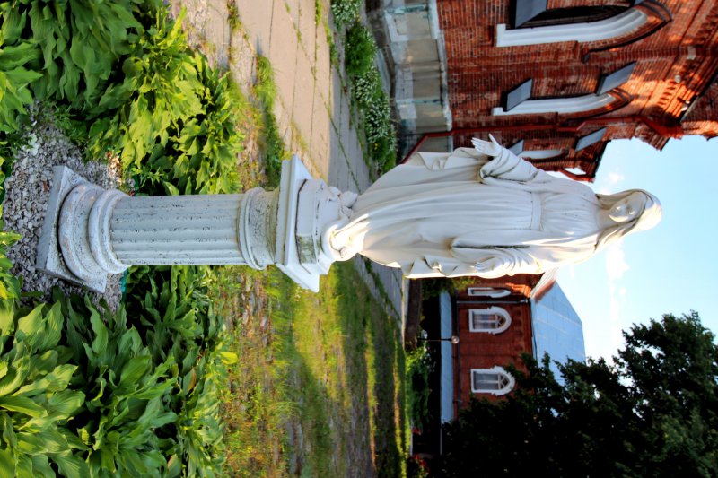 Скульптура Девы Марии во дворе Католического прихода во Владимире фото vgv